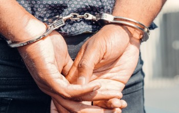 Politie lost schot bij aanhouding verdachte van steekpartij in Wijk en Aalburg