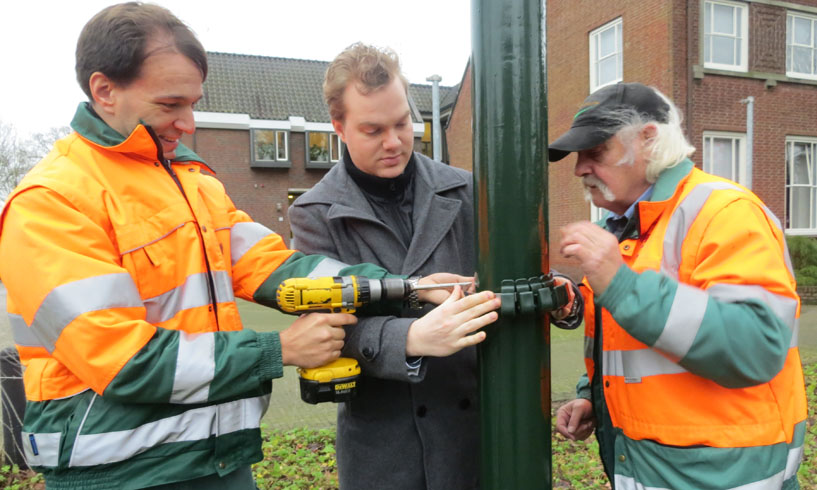 Haakjes helpen tegen zwervende zakken afval