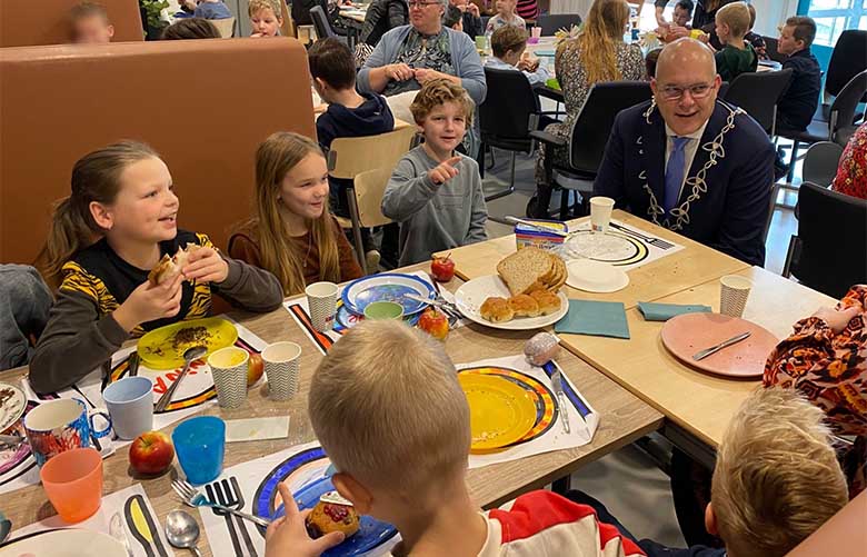 Kids SBO De Akker ontbijten met burgemeester