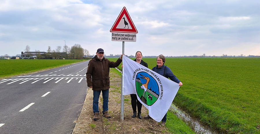 Wethouder Van Hunnik onthult waarschuwingsborden voor broedseizoen