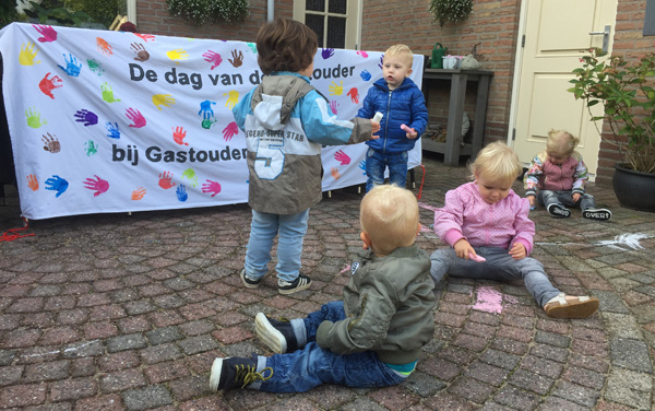 Stoepkrijten op Almkerkse Dag Gastouders