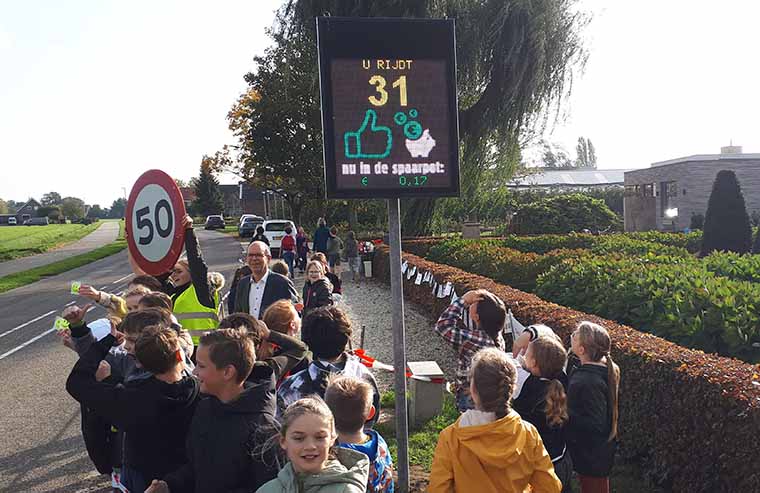 Opbrengst snelheidsmeter voor basisschool en buurthuis in Oudendijk