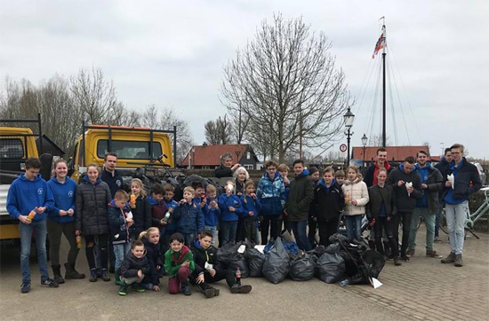 Scouting en vrijwilligers ruimen rommel van anderen op 