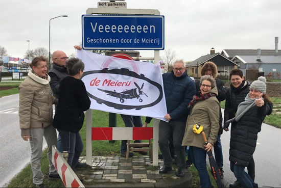 Team De Meierij schenkt Veen nieuw naambord